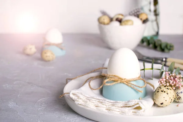 Easter Festive Table Setting White Chicken Eggs Eggs Cups Leaf — Stock Photo, Image