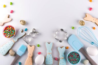 Gingerbread çerezleri hazırlanması. Komik tavşan şeklinde Paskalya kurabiye zencefilli kurabiye pasta, renkli şeker yapmak için gerekli araçları. Paskalya kavramı.