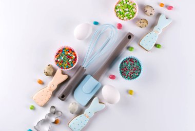Paskalya bahar dekoratif kompozisyon. Ev yapımı şeker kurabiye yapma. Komik tavşan şeklinde bisküvi zencefilli kurabiye pasta, renkli şeker yapmak gerekli araçlar.