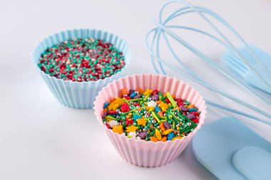 Hamur işleri ve gökkuşağı sprinkles beyaz arka plan üzerinde dekorasyon için yemek pişirmek için mutfak eşyaları, ayarlı