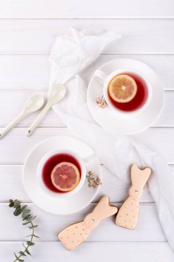 Paskalya tavşanı kurabiye ve çay. Kutlama kahvaltı sofra. Tatil dekorasyon.