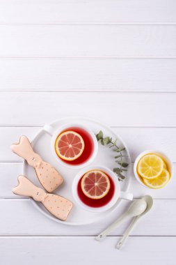 Paskalya tavşanı kurabiye ve çay. Kutlama kahvaltı sofra. Tatil dekorasyon.