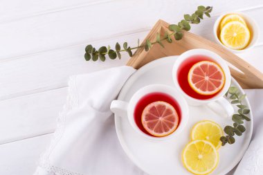 İki bardak kırmızı meyve ve bitki çayı limon dilimi, üstten görünüm