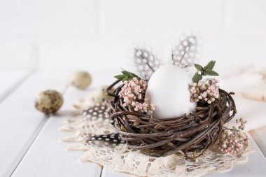 Beyaz tavuk yumurta yuva. Paskalya kavramı. Mutlu Paskalya veya bahar tebrik kartı