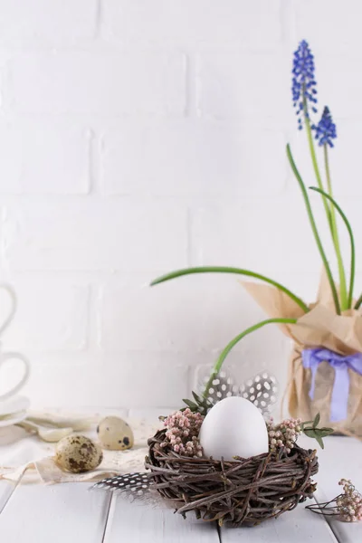 Composición Decorativa Primavera Pascua Con Huevo Pollo Blanco Nido Con — Foto de Stock