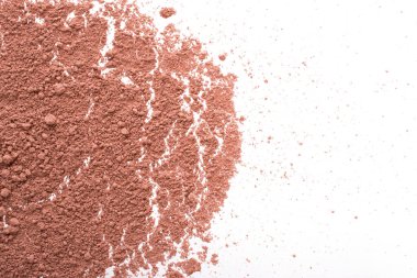 Kozmetik arka plan, minerl kil doku. Facecare ve ilgilenmek için kuru kil maskesi. Beyaz bir arka plan üzerinde izole. Doku makyaj tozu - allık ya da göz farı. 