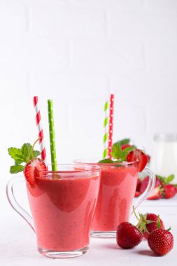 Çilek güler yüzlü veya milkshake cam Kupası'nda. Kahvaltı ve yemek için sağlıklı gıda
