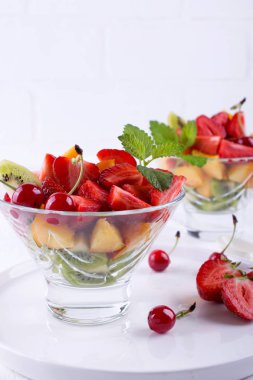 Meyve salatası, çilek, kivi ve kayısı. Taze ve lezzetli snack  