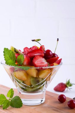 Meyve salatası, çilek, kivi ve kayısı. Taze ve lezzetli snack  