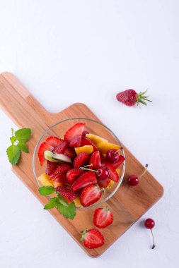 Meyve salatası, çilek, kivi ve kayısı. Taze ve lezzetli snack üstten görünüm