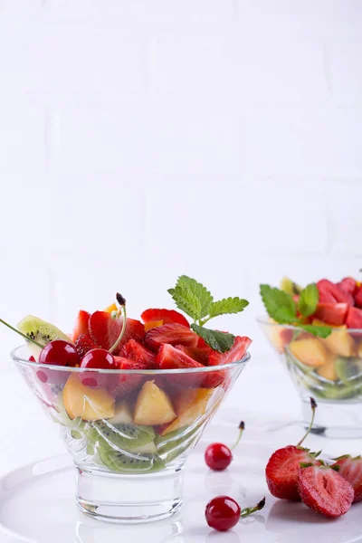Obstsalat Mit Erdbeeren Kiwis Und Aprikosen Frischer Und Schmackhafter Snack — Stockfoto