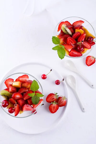 Bunter Obstsalat Der Glasschüssel Erdbeeren Kiwis Und Aprikosen Von Oben — Stockfoto