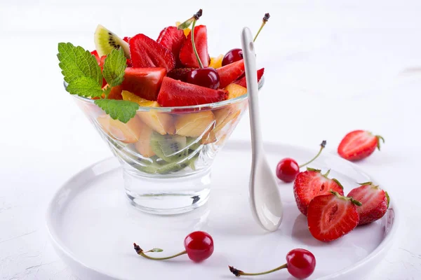 Frische Leckere Mischung Obstsalat Der Glasschüssel Auf Weißem Tischhintergrund Gesundes — Stockfoto