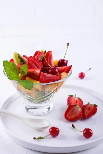 Obstsalat Mit Erdbeeren Kiwis Und Aprikosen Frischer Und Schmackhafter Snack — Stockfoto