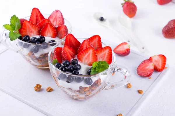 Hausgemachter Griechischer Joghurt Mit Müsli Minze Blaubeeren Und Erdbeeren Glas — Stockfoto