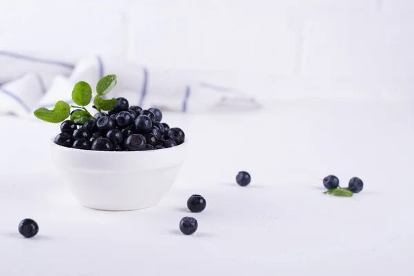 Friss Nyers Bio Farm Blueberry Fehér Tálban Fehér Háttér Másol — Stock Fotó