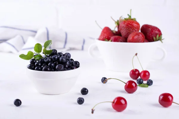 Fresh Blueberriesand Strawberry Green Leaf White Bowl White Background — Stock Photo, Image