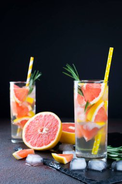 Greyfurt buz ve biberiye otlar ile soğuk taze ev yapımı limonata. Detoks maden suyu tarifi