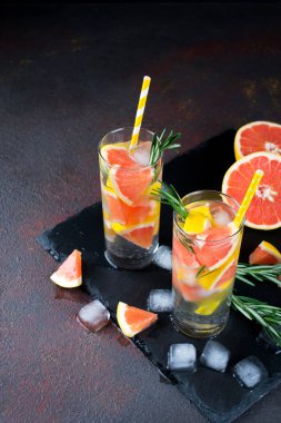 Maden suyu greyfurt buz ve biberiye koyu arka plan, ev yapımı Detoks maden suyu tarifi üzerinde infüzyon.