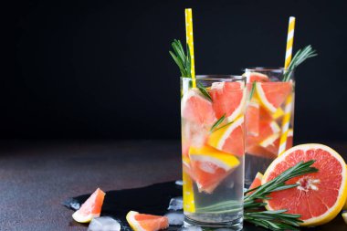 Greyfurt buz ve biberiye otlar ile soğuk taze ev yapımı limonata. Detoks maden suyu tarifi