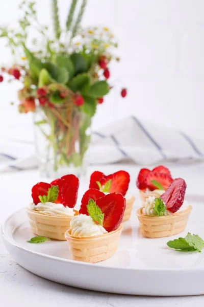 Sweet Homemade Healthy Dessert Cream Cheese Strawberries — Stock Photo, Image