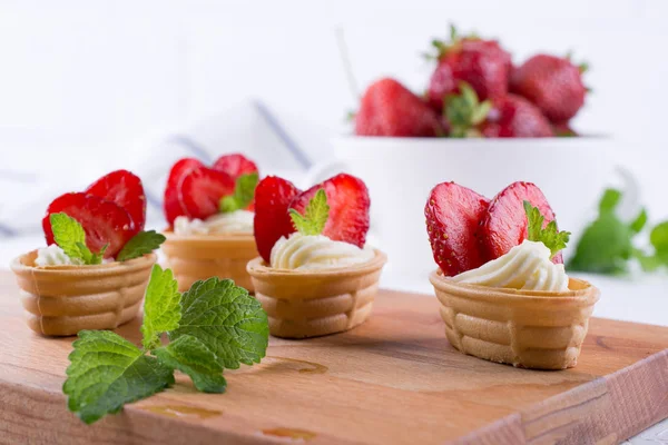Süße Waffelkörbe Mit Frischkäse Und Erdbeeren Zum Sommerlichen Frühstück Vor — Stockfoto