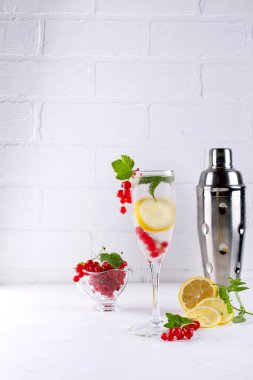 Sağlıklı vitamin suyu limon ve kırmızı kuş üzümü ile yapılmış ev