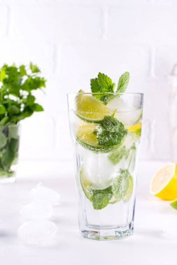 Gelenek yaz içki mojito limon ve nane beyaz masada