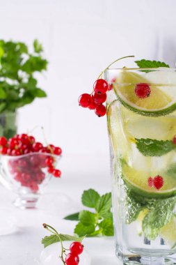 Çeşitli berry limonata veya mojito kokteyller, taze buzlu limon kireç, frenk üzümü suyu infüzyon, yaz sağlıklı detoks içecekler açık renkli 