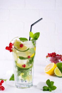 Çeşitli berry limonata veya mojito kokteyller, taze buzlu limon kireç, frenk üzümü suyu infüzyon, yaz sağlıklı detoks içecekler açık renkli 