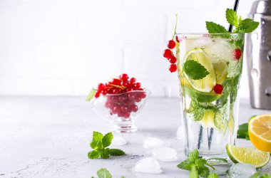 Soğuk yaz ev yapımı meyve ve çilek limonata. Mojito, limonata veya sangria cam. Kopya alanı