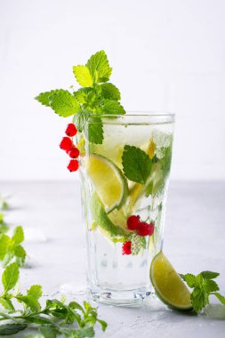 Soğuk yaz ev yapımı meyve ve çilek limonata. Mojito, limonata veya cam sangria. 