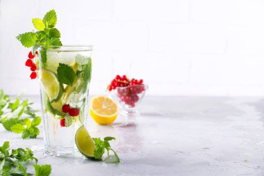 Soğuk yaz ev yapımı meyve ve çilek limonata. Mojito, limonata veya cam sangria. 