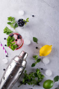 Limonata, Mojito kokteyller veya diğer içecek blueberry ile bir gri beton zemin üzerinde yapmak için malzemeler