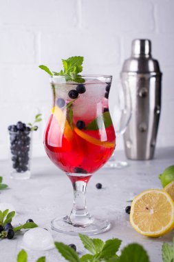 Soğuk yaz ev yapımı meyve ve çilek limonata. Mojito, limonata veya cam sangria. 
