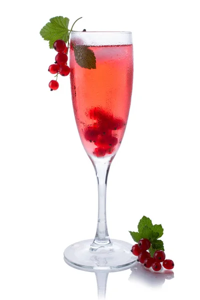 Bevanda Rossa Cocktail Bicchiere Champagne Isolato Bianco Con Ribes Rosso — Foto Stock