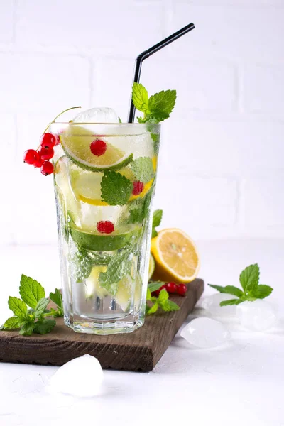 Hem Gjord Mojito Cocktail Med Citron Lime Myntablad Med Och — Stockfoto