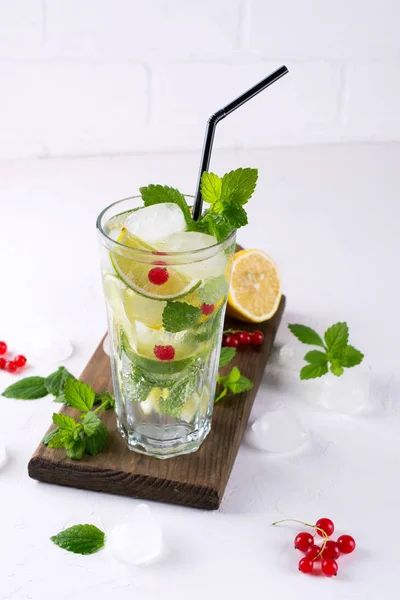 Hem Gjord Mojito Cocktail Med Citron Lime Myntablad Med Och — Stockfoto