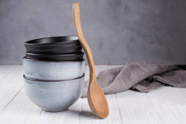 Rustik tarzı yığını elişi eski püskü gri duvar tahta kaşıkla karşı nötr tonları sokup.