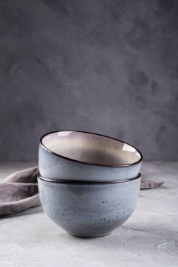 Rustik tarzı yığını elişi eski püskü gri duvar karşı nötr tonları sokup. Basit sofra