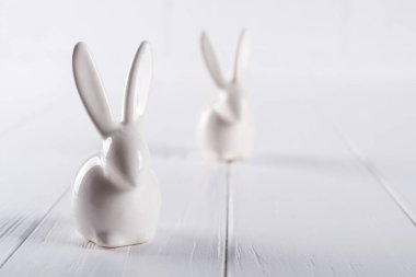 İki küçük Paskalya tavşanı. Beyaz arka plan üzerinde en az kavramı bir renk