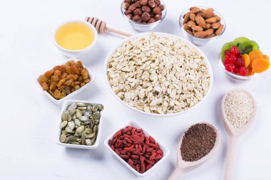 Yulaf gevreği ve çeşitli lezzetli maddeler için sağlıklı kahvaltı, üstten görünüm, 