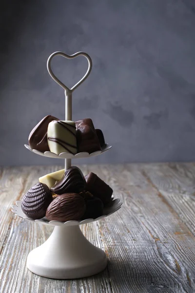 Weiße Zweistöckige Serviertablett Voller Süßer Süßigkeiten Mit Schokolade Bonbons Und — Stockfoto