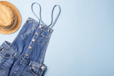 Kadın yazlık giysi ve aksesuarları koleksiyonu mavi kolaj. Kot genel ve hasır şapka, düz yatıyordu, üst görünümü