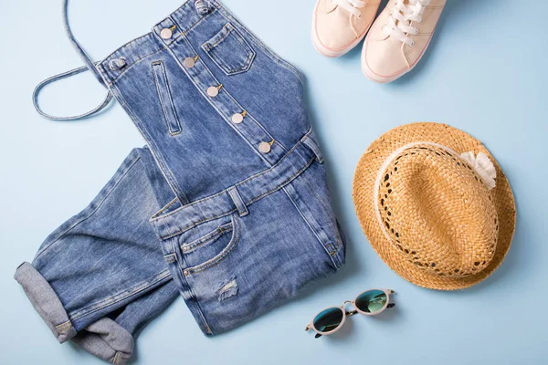 Coleção Roupa Verão Mulheres Colagem Acessórios Azul Jeans Geral Chapéu — Fotografia de Stock