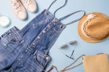Kadın yazlık giysi ve aksesuarları koleksiyonu mavi kolaj. Kot genel ve hasır şapka, düz yatıyordu, üst görünümü
