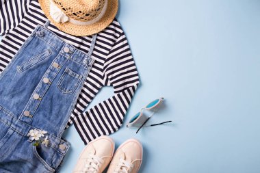 Mavi arka planda kadın için gerekli yaz aksesuarları. Seyahat kıyafeti. Kopyalama alanı ile üstte görünüm