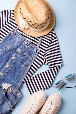 Mavi arka planda kadın için gerekli yaz aksesuarları. Seyahat kıyafeti. Kopyalama alanı ile üstte görünüm