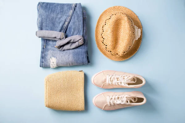 Traje Mujer Casual Collage Azul Con Monos Vaqueros Zapatillas Bolso — Foto de Stock