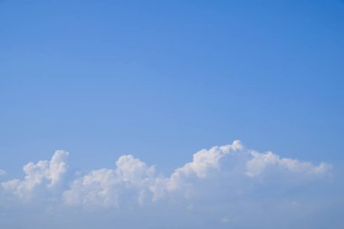 Küçük kabarık bulutlar ile mavi gökyüzü arka plan. Metin için kopyalama alanı ile